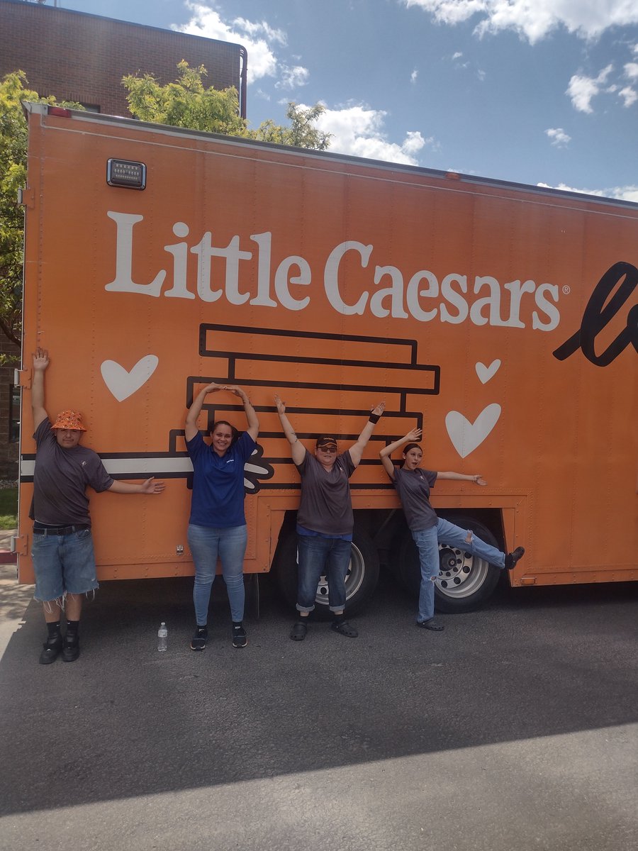 🙌🍕 What a day in #Denver #CO! We served 500 people at Samaritan House with pizza from <a href="/littlecaesars/">Little Caesars Pizza</a> Love Kitchen! 🍕❤️ Huge thanks to our local LC franchisee and their amazing crew for making it happen! 🤝 #GiveBack #CommunityLove #Grateful #SamaritanHouse