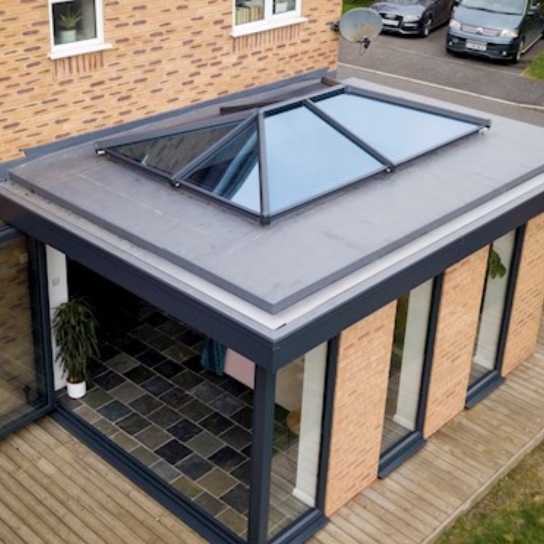 With less visible bars and no visible fixings, the Wendland roof lantern provides a contemporary and stylish appeal to any flat roof extension🏡

Discover Wendland -  sterlingbuild.co.uk/info/wendland-…?