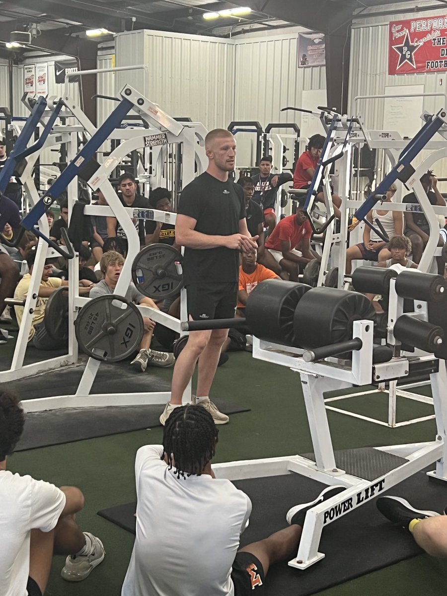 PCnowisthetime's tweet photo. One of the most amazing all time speeches given in our program by one one of the GOATS of the barn ⁦@NoBickal⁩
Thanks for the talk and grinding with us this morning. Be Like Bo! #humility #gratitude #consistency #BELIEF https://t.co/fRzkoTvP0j
