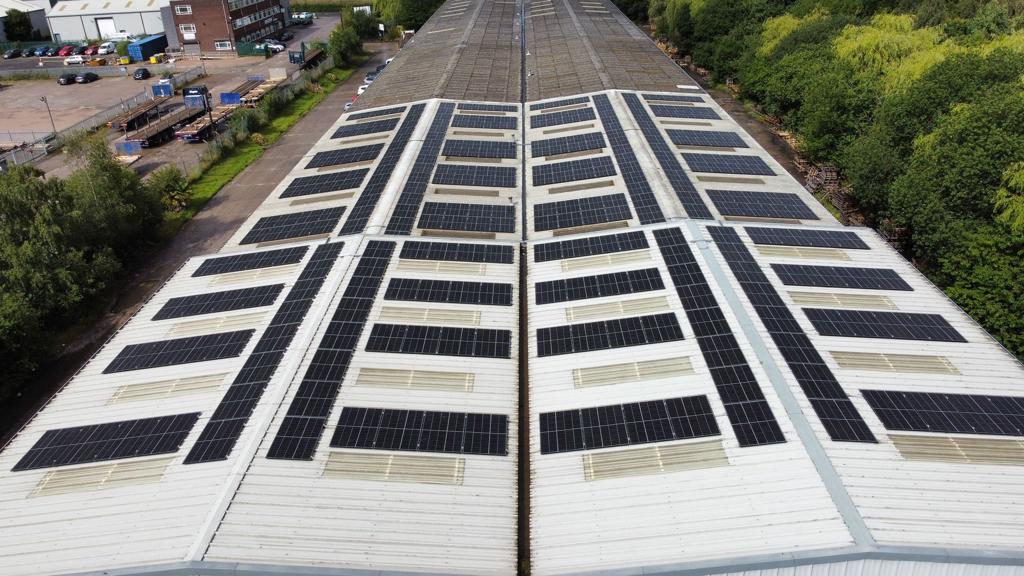 AmxEnergy's tweet photo. A recently installed 124kw array for a steel stockholders &amp; processors. With the system forecast to pay for itself in 3 years, it was a no-brainer.

📍 St Helen's
☀ @PerfectSensePV
🌍 26 tonnes of CO2 savings per year.
#solar #solarpanels #renewableenergy https://t.co/7kmv1WDASN