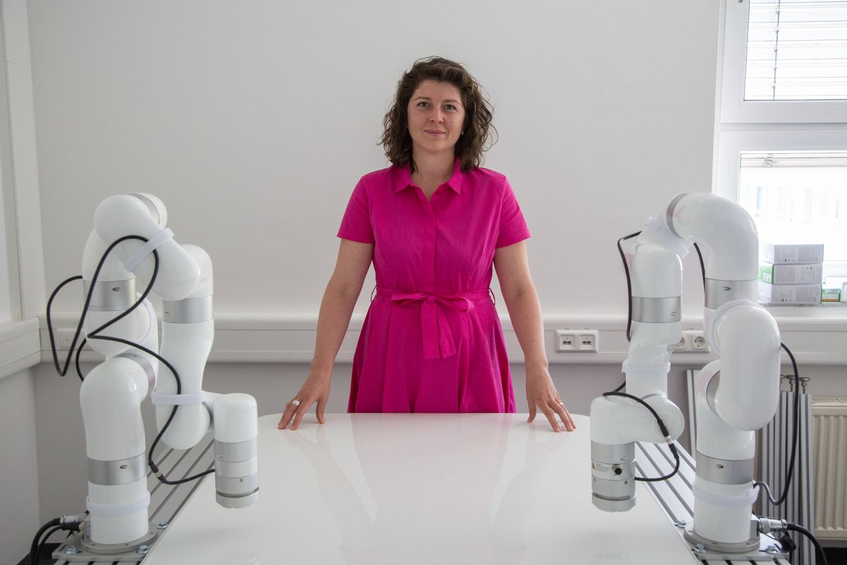UniFAU's tweet photo. 2 Mio Euro Förderung für #FAUForscherin Ullrich-Mathis und ihr Forschungsprojekt ForNeRo, in dem 6 Forschungseinrichtungen und 5 Unternehmen zusammenarbeiten. Damit soll chirurgische Robotik im OP-Saal verankert werden. #FAUscience #Hightechagendabayern
https://t.co/8xmn3sSDF4 https://t.co/MKa4xvI7UT