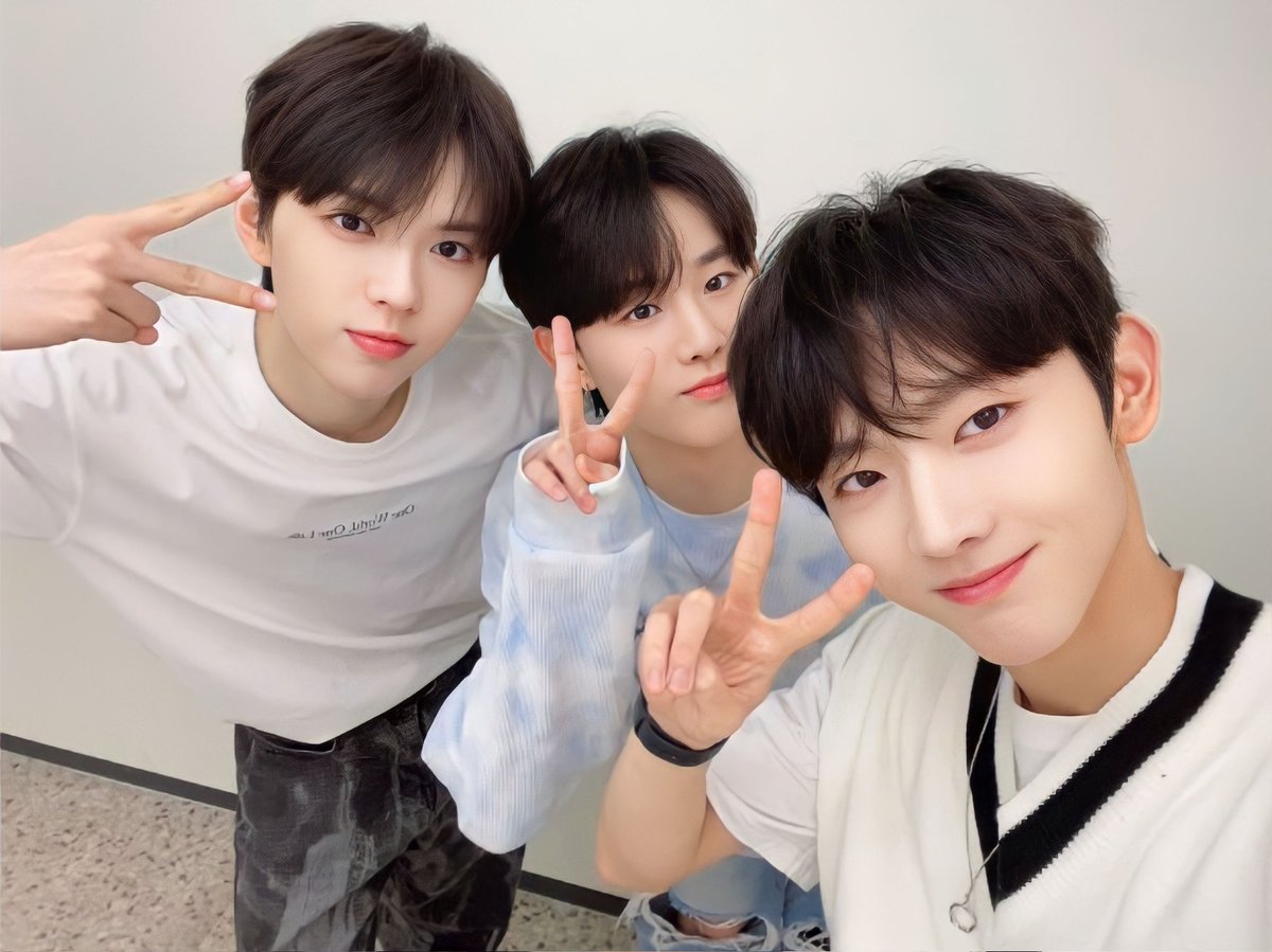 podozp_'s tweet photo. 위에화즈 무물 고화질 
윤서 찢청 감동이야..😭🩵

#지윤서 #브라이언 #유승언 https://t.co/0vwtYwluw2