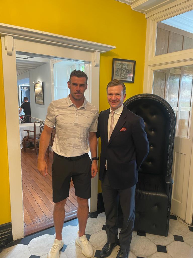 DunravenArms's tweet photo. Delighted to welcome @GarethBale11 and his golf group to stay with us last night thanks to @CarrGolfTravel 😊⛳️ https://t.co/DDaZFuPvhc