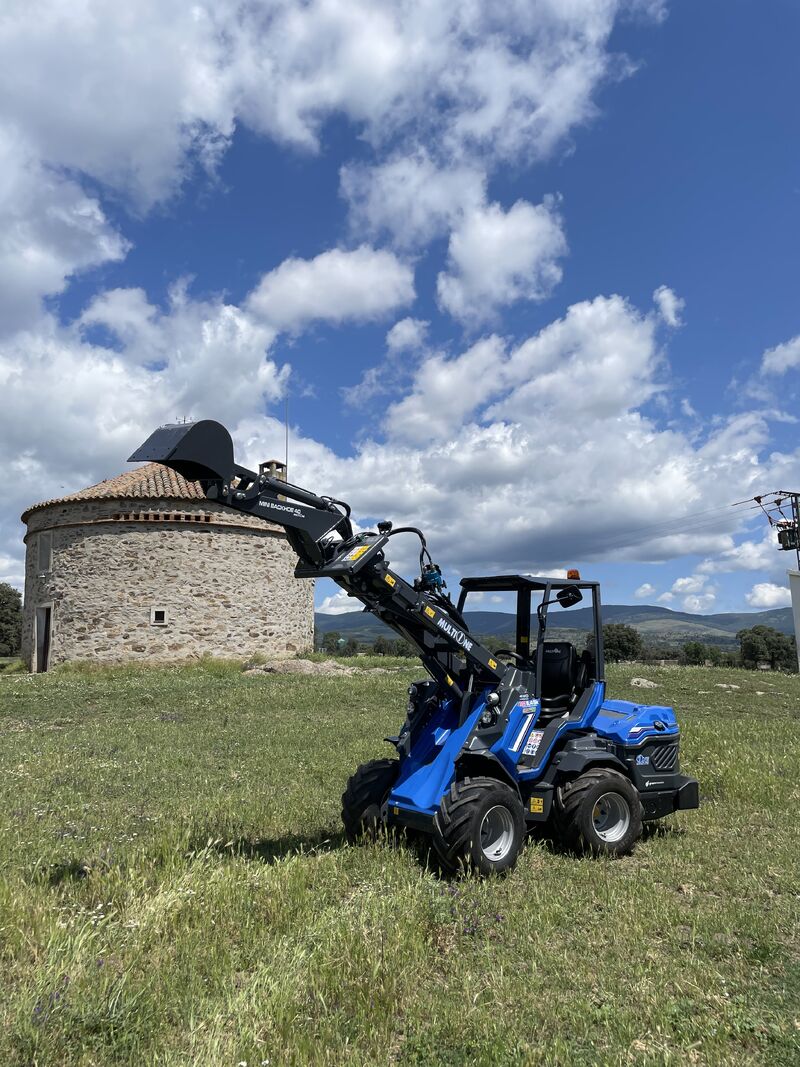 greenmowers_es's tweet photo. El Instituto Madrileño de Investigación y Desarrollo Rural, Agrario y Alimentario confía en Green Mowers incorporando las minicargadoras #Multione 8.4K para labores de #mantenimiento en sus fincas vinícolas y ganaderas
#imidra #ganaderia #agricultura #vino #minicargadora #bodega https://t.co/wG8i9fxJ3Y