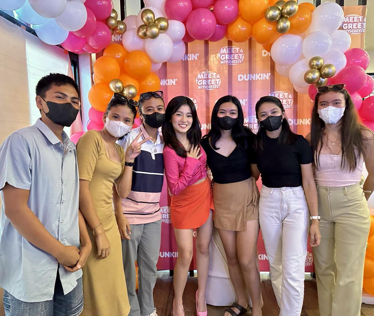 dunkinph's tweet photo. It was a blockbuster afternoon at Dunkin' CPG in Tagbilaran Bohol! Belle got picture-perfect memories with some of her fans. Thank you for the warm welcome. #BelleMarianoDunkinPH https://t.co/0jSMC6fIwq