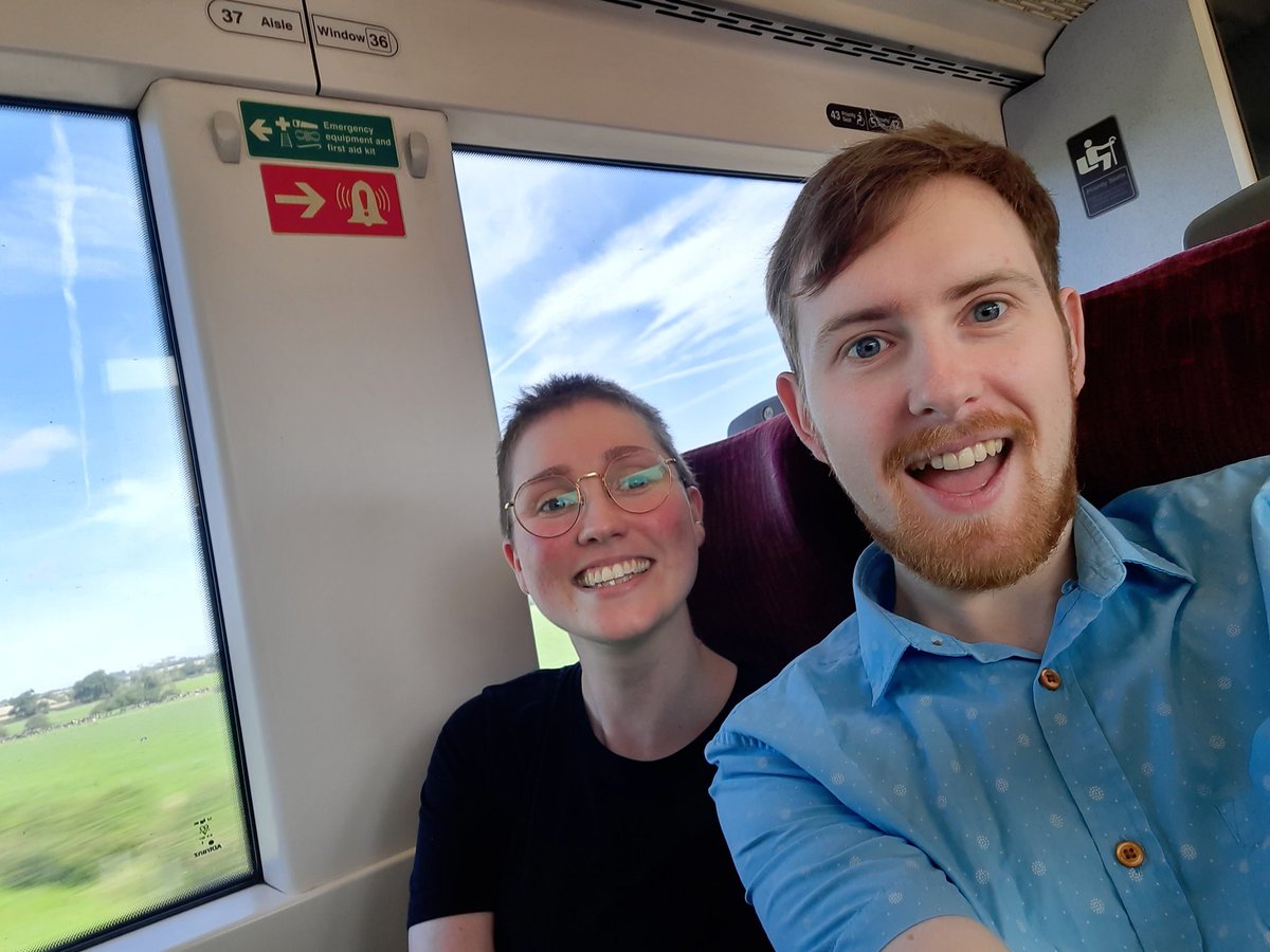 On the way to @BIGchats #BIGEvent23 and I've already bumped into <a href="/emhaydon/">Em Haydon 🏳️‍🌈</a> 😁  looking forward to catching up with loads more #scicomm friends over the day