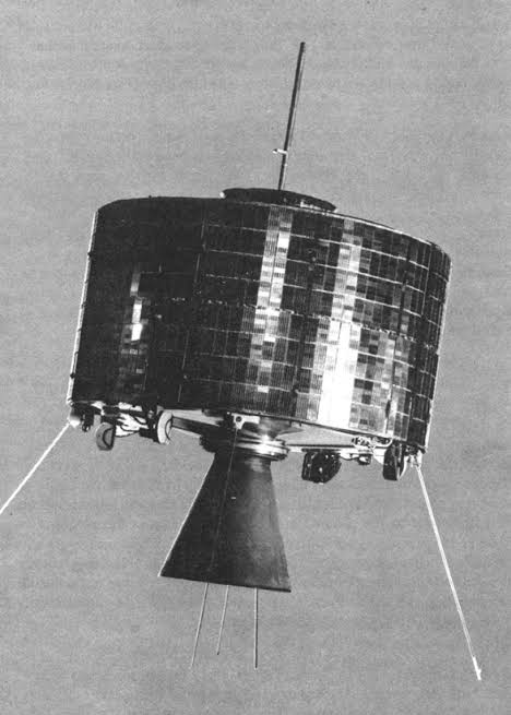 sayan_dey's tweet photo. 26 July 1963 (60 years ago): Syncom 2, the world's first geosynchronous satellite, was launched from Cape Canaveral on a Delta B booster.

[2]

#ThisDayInHistory #History #OnThisDay #OTD #Syncom2 #GeosynchronousSatellite #Satellite https://t.co/gt30RCt00J
