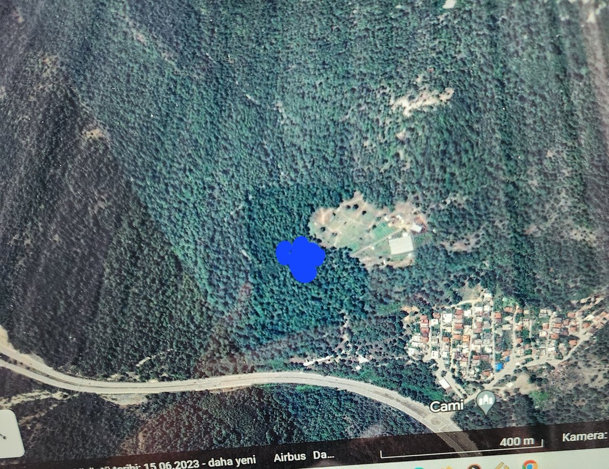 ayedeniz007's tweet image. Kemer'deki yangın mavi noktalı yerden çıktı. bitişiğinde 2.. 3 evlilik bir yerleşim sahası..