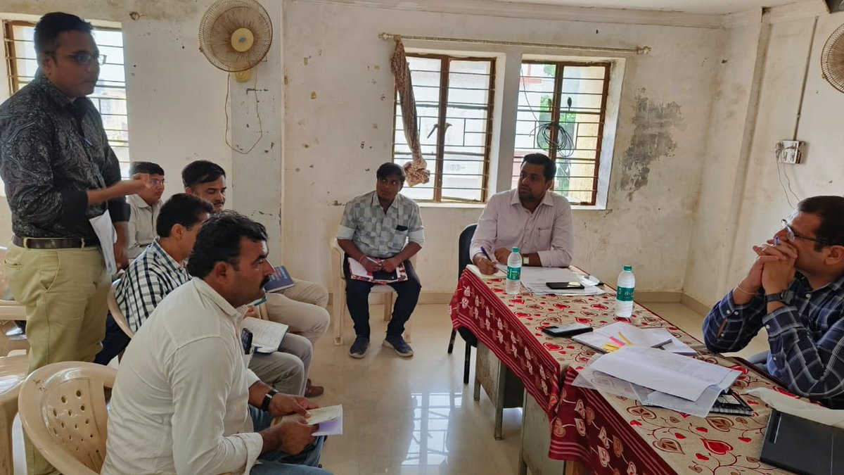 collectorkut's tweet photo. લખપત તાલુકાના દયાપર મુકામે આજરોજ મામલતદાર કચેરી ખાતે "તાલુકા સ્વાગત" કાર્યક્રમ યોજ્યો. જેમાં અરજદારો દ્વારા રજૂ થયેલ પ્રશ્નો અંગે સંબંધિત વિભાગના અધિકારીશ્રીઓ સાથે ચર્ચા કરી ��્રશ્નોનો સ્થળ પર હકારાત્મક નિકાલ કરવામાં આવ્યો.
@CMOGujarat @revenuegujarat https://t.co/9qVinazARX