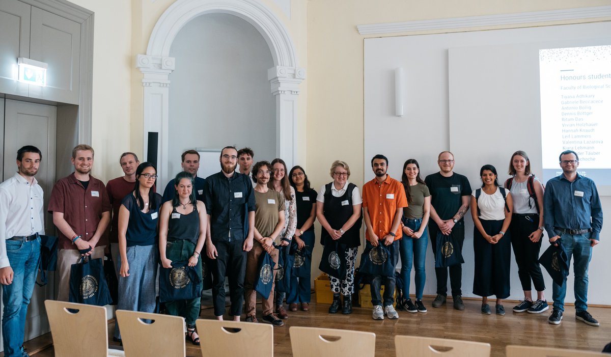 kuesel_lab's tweet photo. On July 4th, @UniJena welcomed the Honours Students 2023 and their supervisors at the opening ceremony, among them our MSc student @GabrieleBeccac1(9th from left in the picture). Congratulations, Gabriele!🥳 #YoungResearchers #HonoursProgramme
https://t.co/kat67cbGvd https://t.co/TnwIdhpLPA