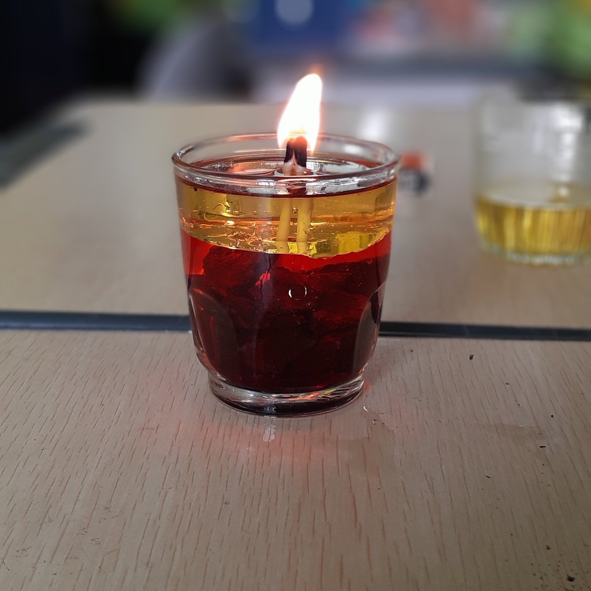 muffinsleep's tweet photo. ini tadii tugas sekolaah ahahaha membuat laporaan percobaan gituu, aku sama kelompok ku buat lilin darurat 🕯🚨 https://t.co/zuIURZryfA