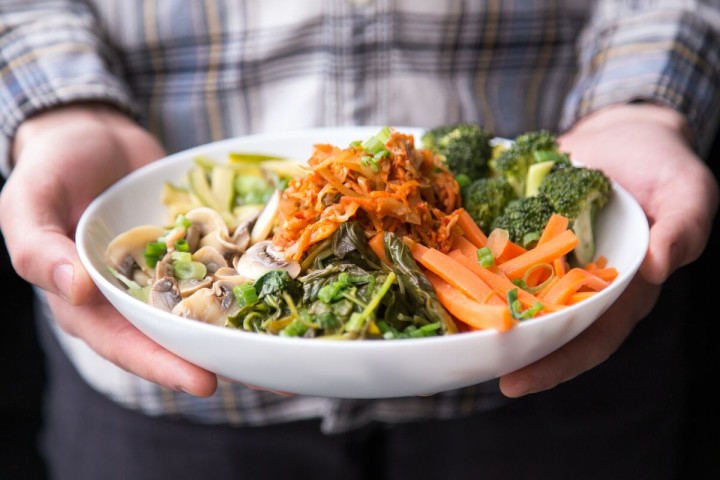 Reporterre's tweet photo. Le régime végane est jusqu’à 100 fois moins polluant que manger de la viande. 🧶⬇️

Une étude révèle que le régime végane émet 75 % de gaz à effet de serre en moins qu’une alimentation très carnée. Il utilise aussi moins d’eau et de terres. https://t.co/jiYibNovQH