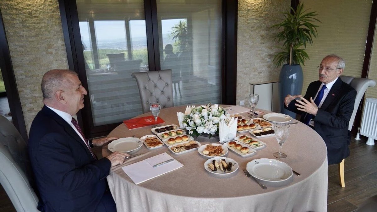 Özdağ ve Kılıçdaroğlu arasında ki gizli protokolü yapan veya bilen bu üçüncü kişi kim?
Bu iki siyasetçiyi bir araya getiren “irade” kim?
Daha açık sorayım; Neden masada 3 servis var?