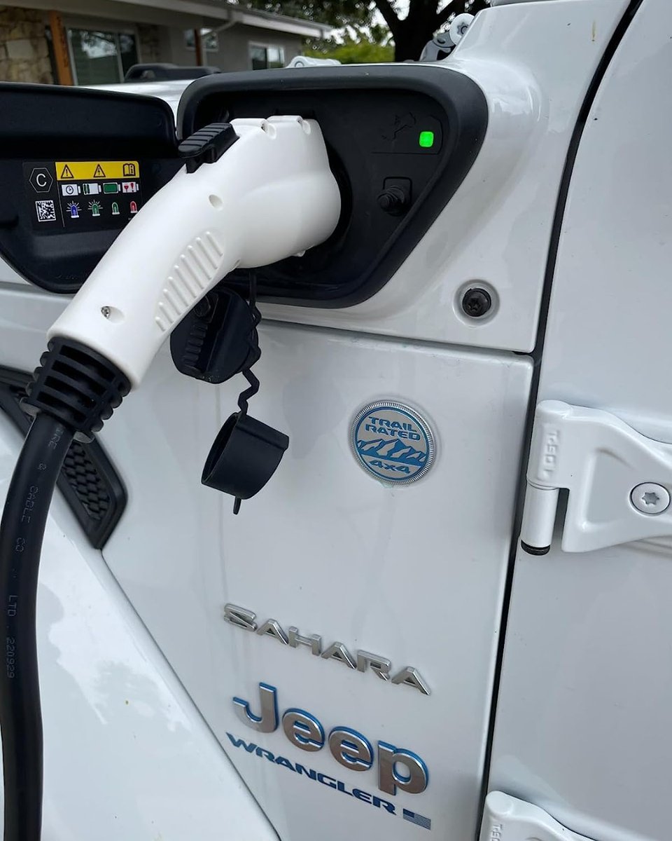 LectronEV's tweet image. Charges Our Jeep 4xe and Tesla⚡
It powers up the Jeep 4xe from 0-100% battery in slightly over two hours. As for the Tesla, it fits perfectly with a J1772 adapter and charges at the same speed as Tesla's proprietary level 2 chargers!
🛒ow.ly/cqEx50PgMP0
#level2charging #ev