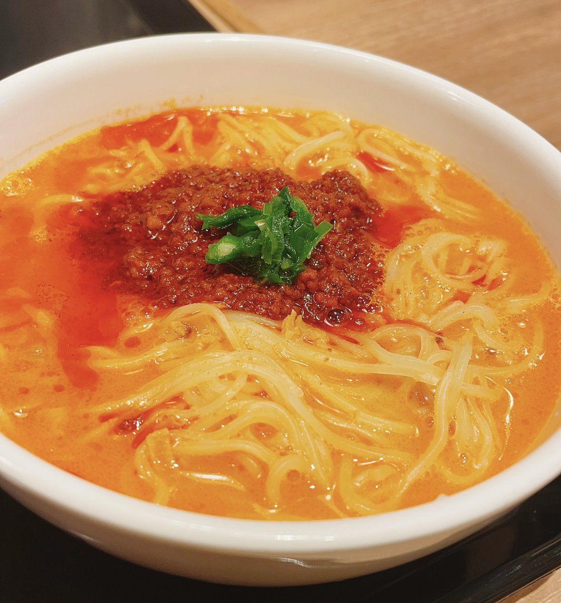 basementonline's tweet photo. みなさんミスドの飲茶は食べたことありますか？20年ぶりに食べたのですが、恐らく当時のままで、あーそうそうこれが、ベーシックに食べたかった坦々麺のあじ！と蘇りました🍜
by姉さん
#唐突の食べログ https://t.co/iR86vxoWh1