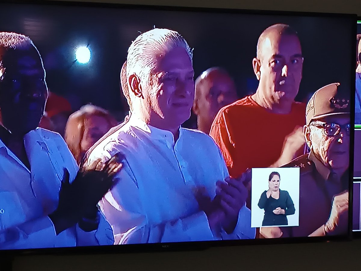 lazarito89sitvc's tweet photo. Raúl y @DiazCanelB presiden acto central por los 70 años del asalto a los cuarteles Moncada y Carlos Manuel de Céspedes. Desde las 5.15 am, los santiagueros conmemoran la heroica gesta. Lo tenemos en directo en el @CanalCaribeCuba https://t.co/oiAMGlvo05