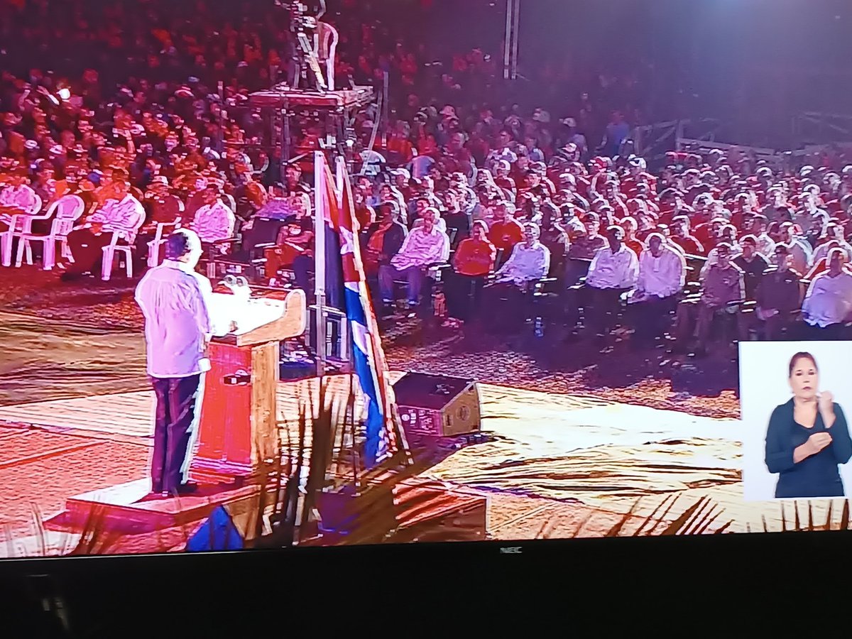 lazarito89sitvc's tweet photo. Raúl y @DiazCanelB presiden acto central por los 70 años del asalto a los cuarteles Moncada y Carlos Manuel de Céspedes. Desde las 5.15 am, los santiagueros conmemoran la heroica gesta. Lo tenemos en directo en el @CanalCaribeCuba https://t.co/oiAMGlvo05