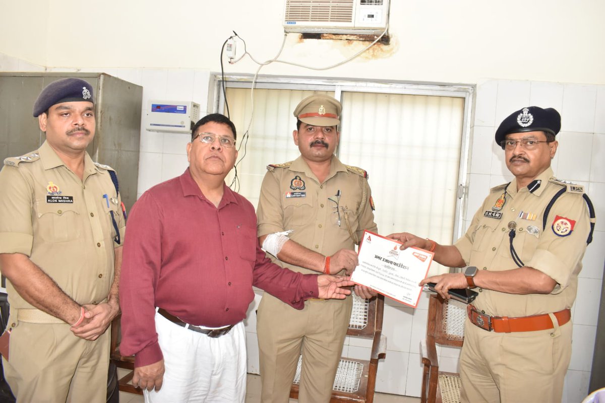 budaunpolice's tweet photo. लहू देकर तिरंगे की बुलंदी को संवारा है,
फ़रिश्ते हो वतन के तुम,तुम्हे सजदा हमारा है।

#कारगिलविजयदिवस के अवसरपर@AmarUjalaNewsफाउंडेशन ने स्वैच्छिक रक्तदान शिविर का आयोजन किया जिसमे #SSP @budaunpolice ने शिविर का उद्घाटन किया व #SHOकोतवाली समेत विभिन्न पु0कर्मियो ने रक्तदान किया। https://t.co/xdswsnZriH