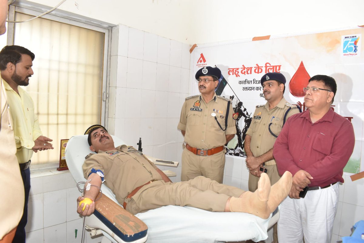 budaunpolice's tweet photo. लहू देकर तिरंगे की बुलंदी को संवारा है,
फ़रिश्ते हो वतन के तुम,तुम्हे सजदा हमारा है।

#कारगिलविजयदिवस के अवसरपर@AmarUjalaNewsफाउंडेशन ने स्वैच्छिक रक्तदान शिविर का आयोजन किया जिसमे #SSP @budaunpolice ने शिविर का उद्घाटन किया व #SHOकोतवाली समेत विभिन्न पु0कर्मियो ने रक्तदान किया। https://t.co/xdswsnZriH