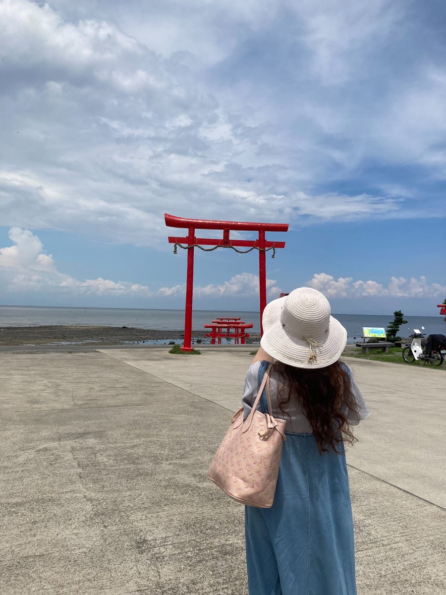 aemirin's tweet photo. 土日に佐賀県の嬉野温泉までいってきまして。
初日に武雄神社、大魚神社の海中鳥居、祐徳稲荷神社、最後に嬉野温泉の豊玉姫神社を参拝してきました。

写真は海中鳥居を撮っているワタクシです😆 https://t.co/yjTmSFmNJQ