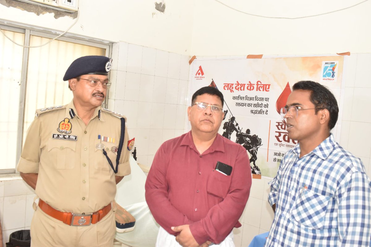 budaunpolice's tweet photo. लहू देकर तिरंगे की बुलंदी को संवारा है,
फ़रिश्ते हो वतन के तुम,तुम्हे सजदा हमारा है।

#कारगिलविजयदिवस के अवसरपर@AmarUjalaNewsफाउंडेशन ने स्वैच्छिक रक्तदान शिविर का आयोजन किया जिसमे #SSP @budaunpolice ने शिविर का उद्घाटन किया व #SHOकोतवाली समेत विभिन्न पु0कर्मियो ने रक्तदान किया। https://t.co/xdswsnZriH