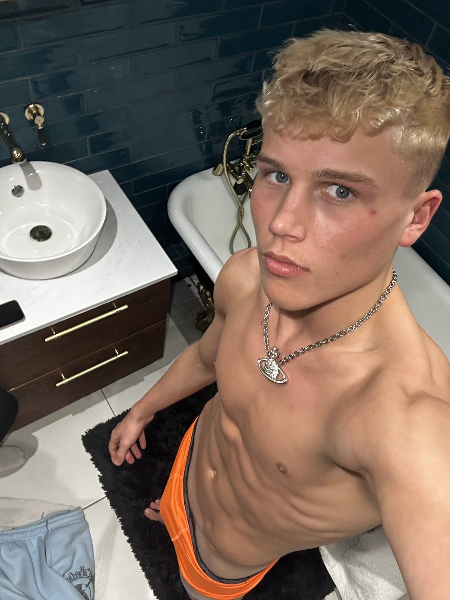 Blondestud69's tweet photo. RT only bottoms, would you suck it? 😈🥵

New sex videos on my Onlyfans (link in bio) 😉

#fitness https://t.co/Hvt0WrPjM0