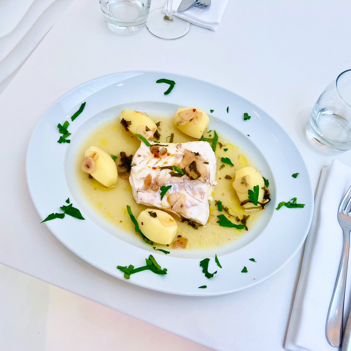 Super clean, super healthy poached fillet of hake with new potatoes in a chilli, garlic, parsley & sweet vinegar sauce 🐟🐟🐟#olivomare #seafood