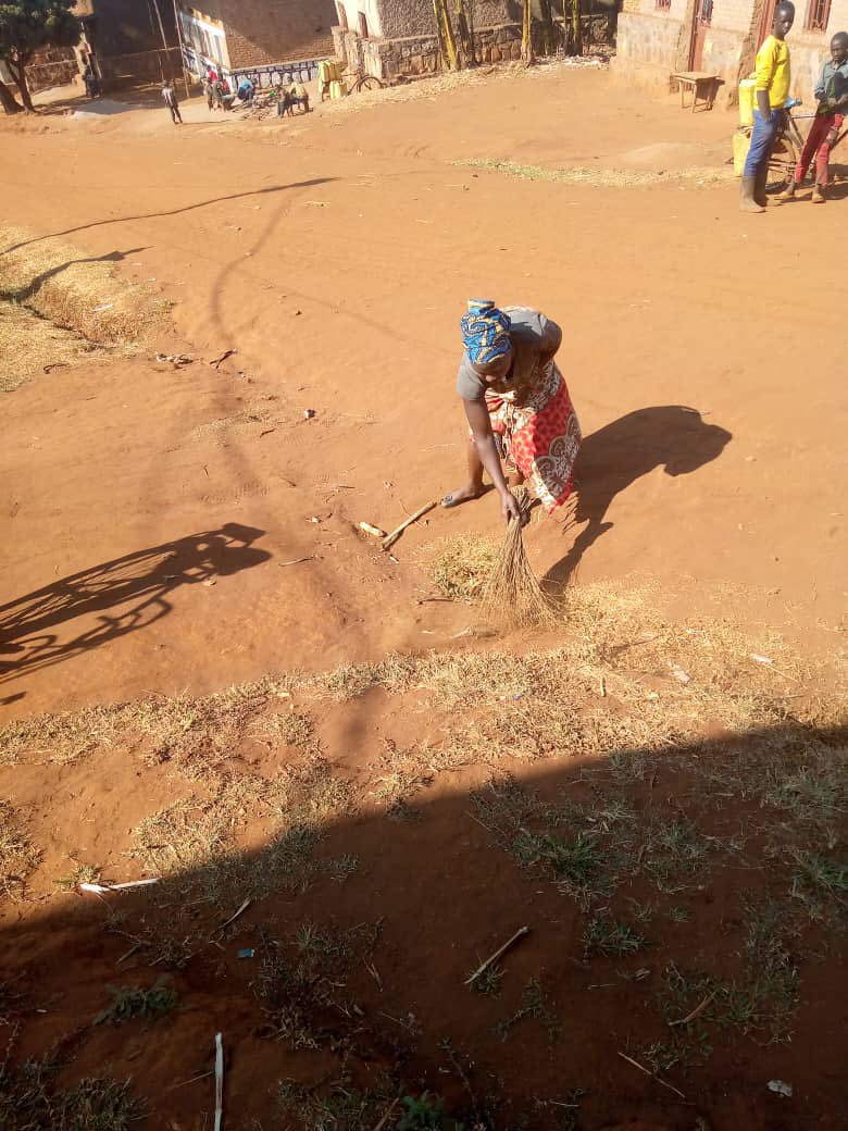 mushikirisector's tweet photo. Muri gahunda yo gukomeza kwimakaza umuco w’isuku n’isukura, hirya no hino mu Tugari tugize Umurenge wa Mushikiri, abaturage babyukiye mu #Gitondo cy’isuku, aho bakoze ibikorwa byo gusukura aho batuye, mu mihanda n’aho bakorera. https://t.co/YlJoe1ZNqZ