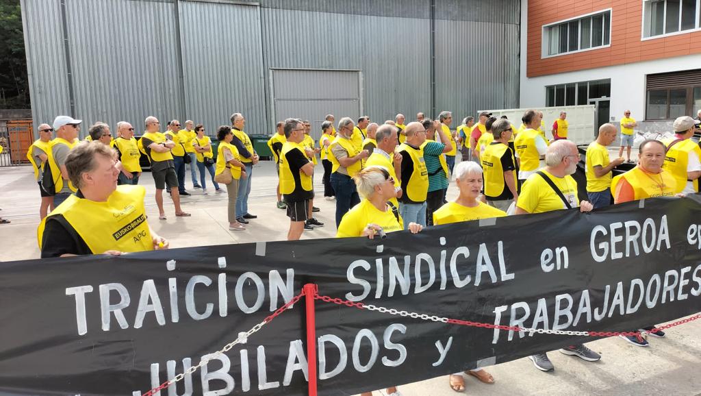 asufin_'s tweet photo. 📢 La plataforma de afectados por #GEROA, a la que defendemos desde #ASUFIN, sigue concentrándose ante las instalaciones de #CAF

Defendemos el derecho a recibir su pensión de manera digna y en la forma en que cada uno decida, dado que son los #ahorros de toda una vida https://t.co/ubbw1X1Apc