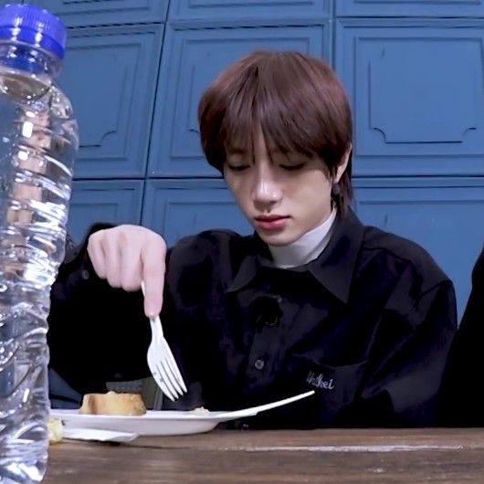 persona_TB's tweet photo. #텬밤

"최 간호사 요즘 무슨 일 있어요? 밥도 먹는 둥 마는 둥 하던데."
"아. 아무것도 아니에요. 그냥 요즘 좀 피곤해서 그런가 잘... 안 서서."
"잘 안 선다니 무슨 말이죠."
"... 밑이 잘 안 선다고요..."
"... 그걸 왜 지금 말합니까, 본인이 비뇨기과에서 일하면서. 끝나고 진료 보고 가요." https://t.co/cSXpSEHwYu