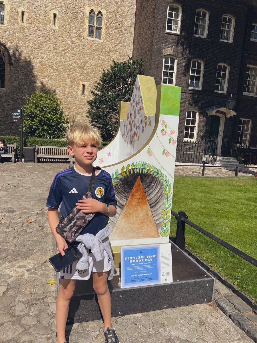 ailybatch's tweet photo. Bench hunting!! T was super proud to be a part of the Corpus Christi Community and see the bench designed by some of the members of his school. It is now displayed at the Tower of London. @CorpusChristi_K https://t.co/tmF5uRsXiG