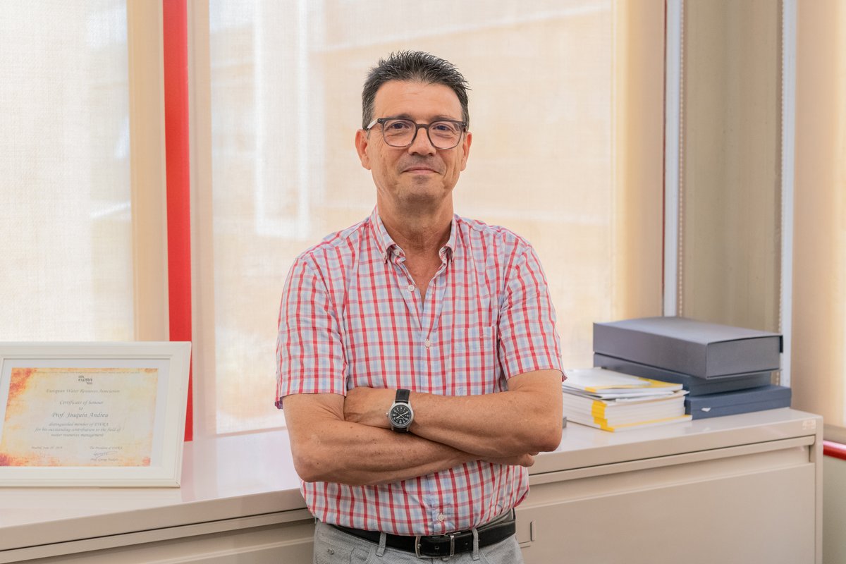 UPV's tweet photo. 🏅 Joaquín Andreu, catedràtic de la @UPV, Premi Nacional d’Enginyeria Civil 2023 per la seua brillant trajectòria en l'àmbit de l'enginyeria de l'aigua i la gestió dels recursos hídrics ➡ https://t.co/wIxoCHolaX

#OrgullUPV 

👏 Enhorabona! 👏 https://t.co/uCKhqyhUqb