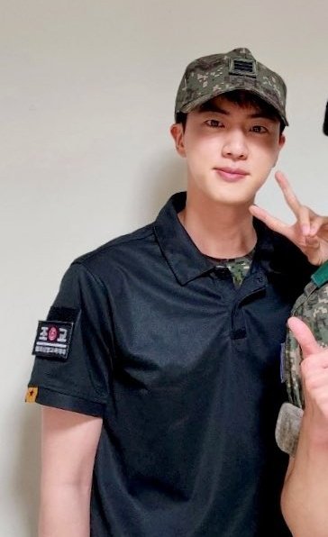 hourjinnie's tweet photo. #JIN •ᴗ•✌🏻 https://t.co/rj2PNp0JKA