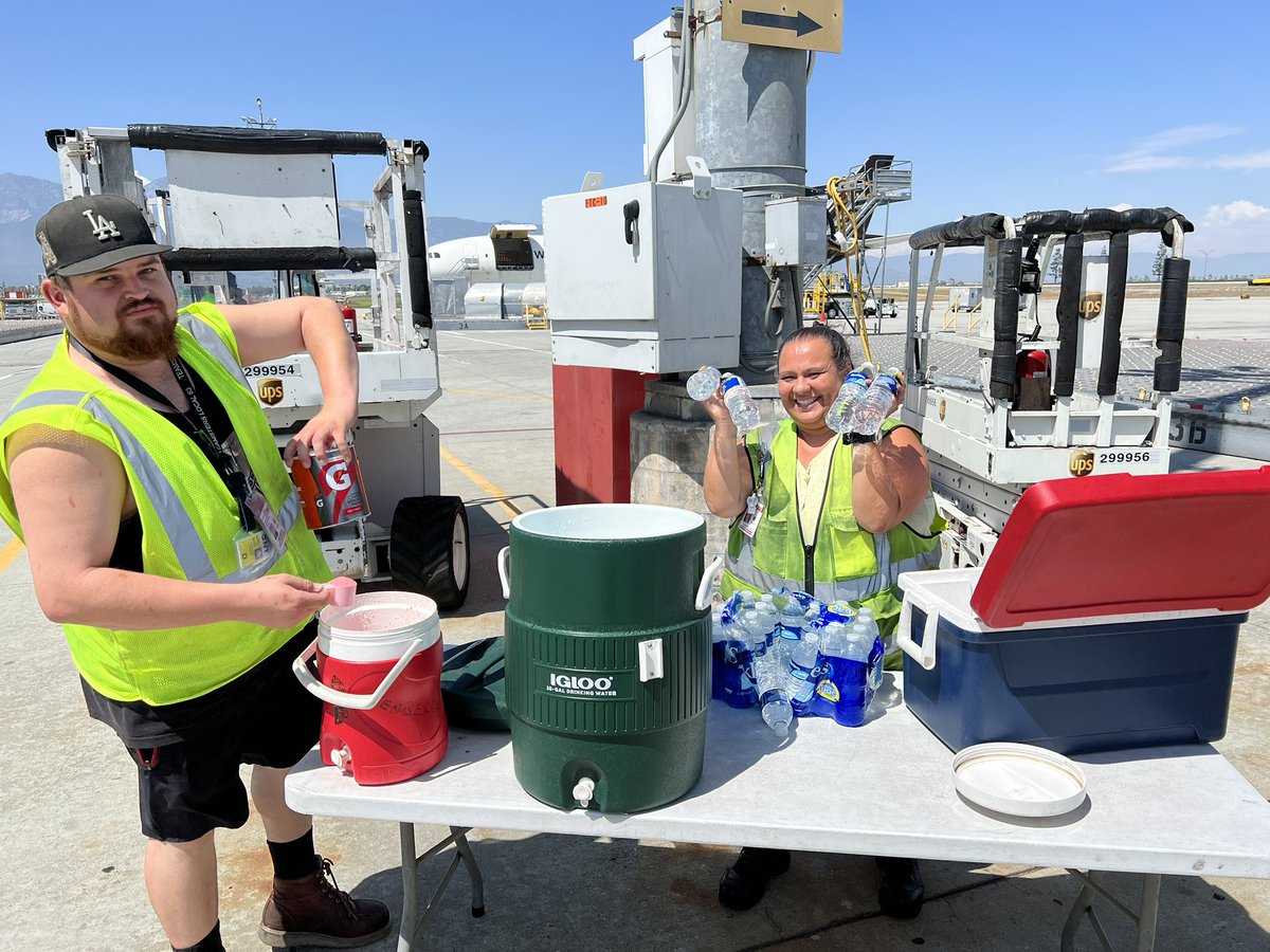 This California HEAT though!🌡️🥵🔥 Two safety committee members putting out hydration stations for our twilight ramp employees! You guys rock! @Shelby2017goair @G_Smith17 @mboden69 @BlanchardLyle @renodames @darrenesmerio @Mo_SAFETY @madimeyez @audreyvb3