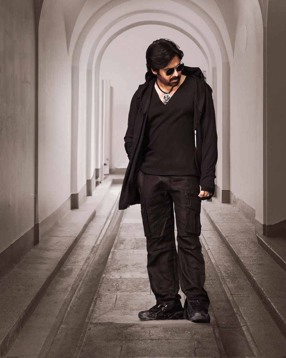 BheemlaBoy1's tweet photo. This Look 1K Likes Possible all Kalyan babu cult's show your power 💪💣💥🤔🧐
#BroFirstSingle @PawanKalyan https://t.co/mNOTMHmhlF