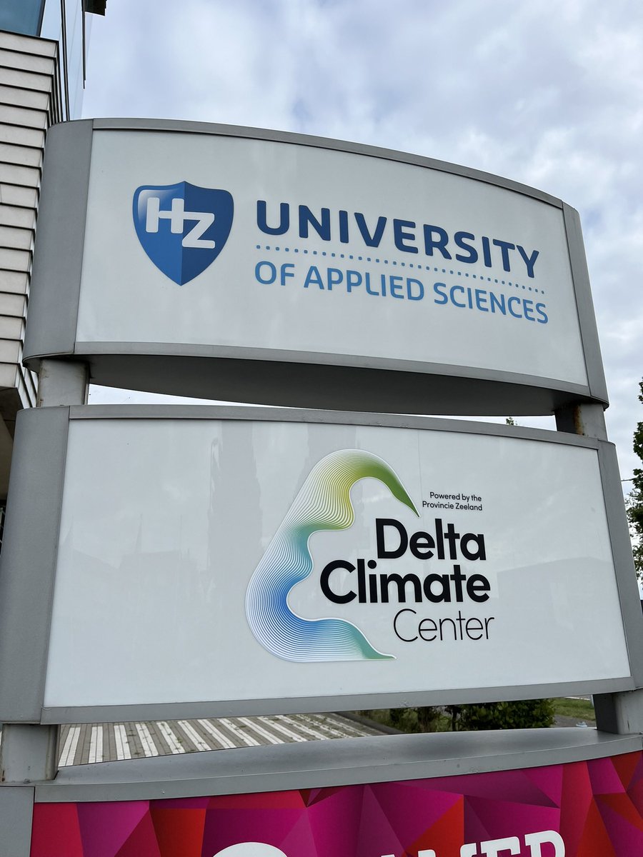 Ambitieus Delta Climate Centre (DCC) bijna van start! Logo met naam is geplaatst bij hoofdlocatie Vlissingen. Dit Kennisinstituut gaat aan de slag met essentiële vraagstukken Zeeuwse Delta en zal toonaangevend zijn voor delta’s in de wereld. #CampusZeeland #onderwijs #onderzoek
