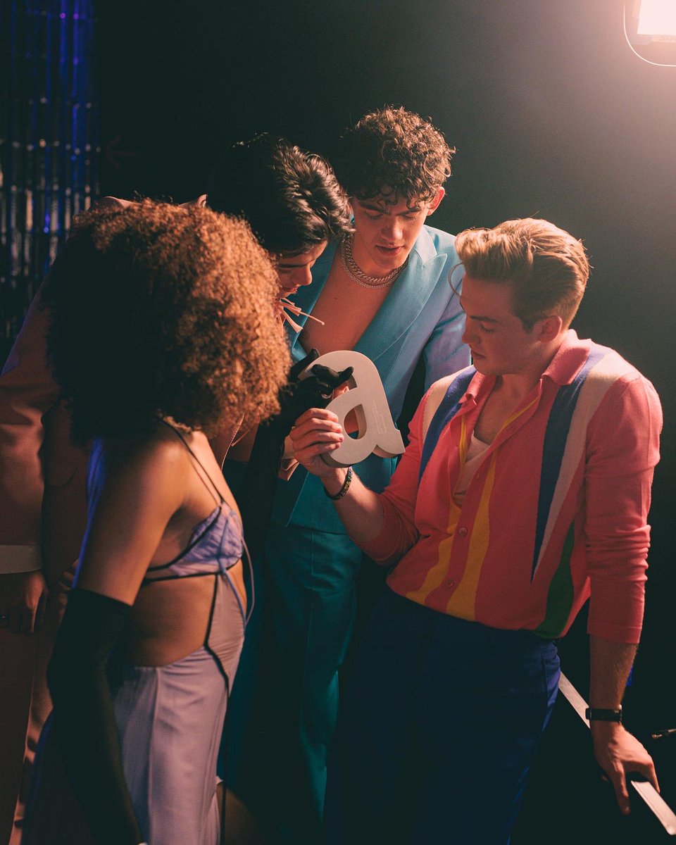 kitoates's tweet photo. Cast of Heartstopper backstage at the attitude awards - Kit Connor, Yasmin Finney, Joe Locke, William Gao - season 2 drops next week #Heartstopper #HeartstopperS2 #HeartstopperSeason2 https://t.co/f5zxaR4M96
