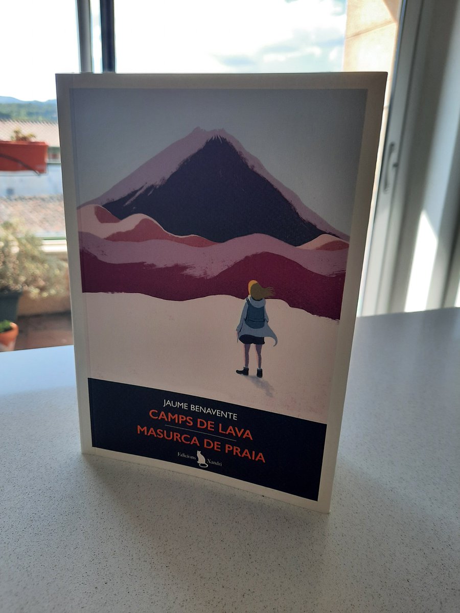 Avui és un dia important per a tots els de <a href="/edicionsxandri/">Edicions Xandri</a>. Ja tenim el nou llibre de Jaume Benavente a les mans (i fa dies que és a les llibreries). Aquest estiu Cabo Verde us espera a través de dues nouvelles delicioses reescrites per a l'ocasió!