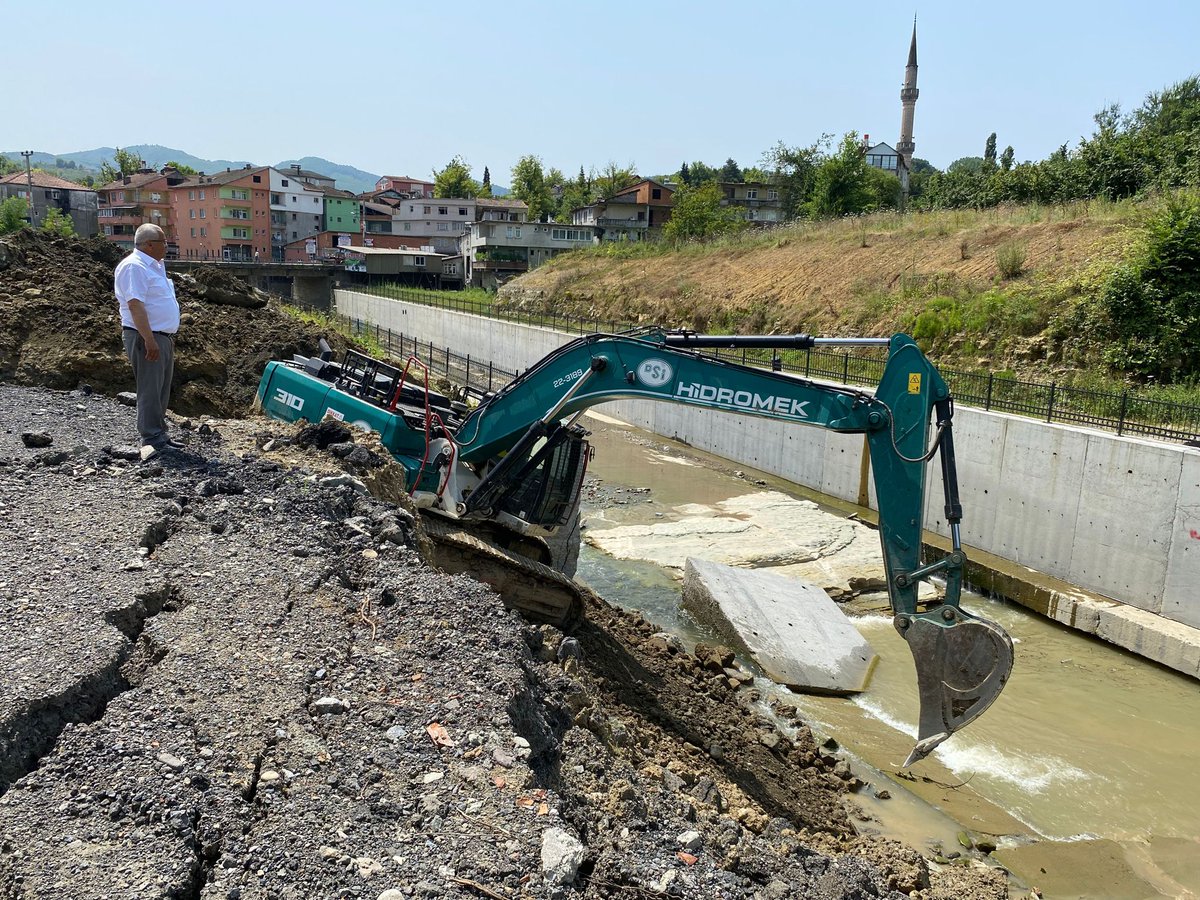 BayramBaol3's tweet photo. Yaşanan sel afetinin sonrasında DSİ ekibimiz zarar gören duvarların temizliğine ve yeniden imalatına başladı. Yaralarımızı hızlı şekilde sarmak için var gücümüzle çalışıyoruz. Herşey Ormanlı için... https://t.co/bonVZt8WT5