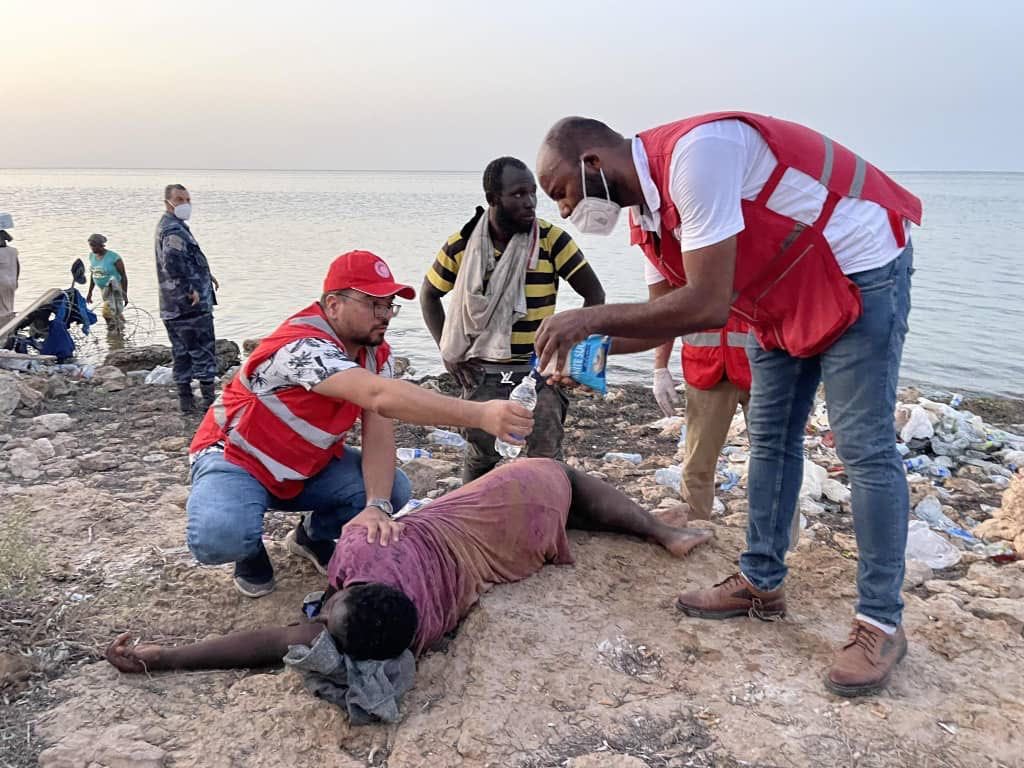 Marieldrese's tweet photo. مع استمرار معاناة المهاجرين على الحدود الليبية التونسية ، يتصدر متطوعي الهلال الأحمر الليبي في  تقديم المساعدات اللازمة وتوفير الغذاء والمياه والخدمات الصحية للمهاجرين ، حيث يعتزم الهلال الأحمر الليبي في توسيع الشراكات والتشابك مع السلطات والمنظمات الانسانية لمساعدة العالقين في الحدود والحفاظ على حياتهم عبر توفير حاجاتهم الأساسية ..