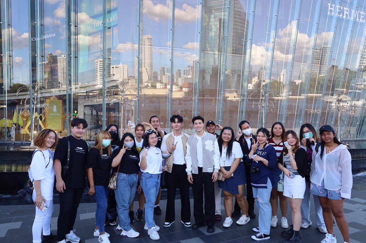 withEarthchsn2's tweet photo. ขอบคุณทุกคนที่มาหาเอิร์ทแบงค์วันนี้นะคะ น่ารักมากๆเลยยย
เสร็จแล้วอย่าลืมหาข้าวทาน จิบน้ำเยอะๆ เดินทางกลับบ้านปลอดภัยนะค้าา🥰

#PressConMyUniverse
#เอิร์ทแบงค์Xสับรางทางหัวใจ https://t.co/DiZOukFlqQ