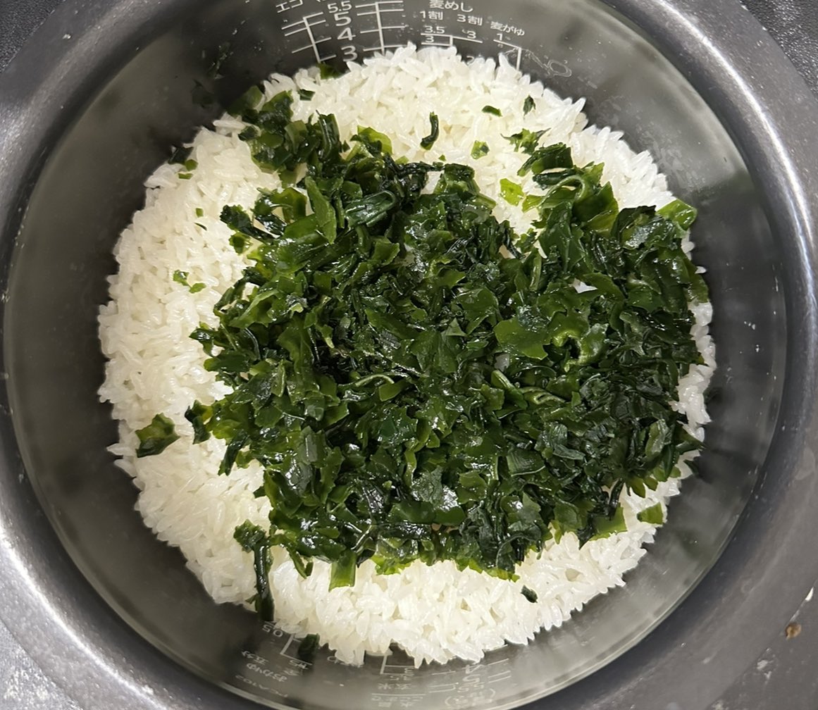 yuchaos_m's tweet photo. 痩せたい人や便秘の人はただ白米食べるよりわかめご飯にするのがおすすめ...

食物繊維だけじゃなくてカリウムも豊富。

何よりこのレシピで作るわかめご飯が美味しすぎる。

①お米は洗ってザルに放置
②わかめ5gを先に水に戻してみじん切りにしておく。
③釜の中に、
お塩小さじ1
お酒 大さじ2
みりん 大さじ1
お砂糖 小さじ1
醤油 小さじ1
をいれて①のお米をいれてお水を2合のラインまでいれる
④昆布を入れて、炊飯ボタン
⑤②のわかめを細かく切ったら白ごま大さじ1いれて混ぜ合わせたら完成！