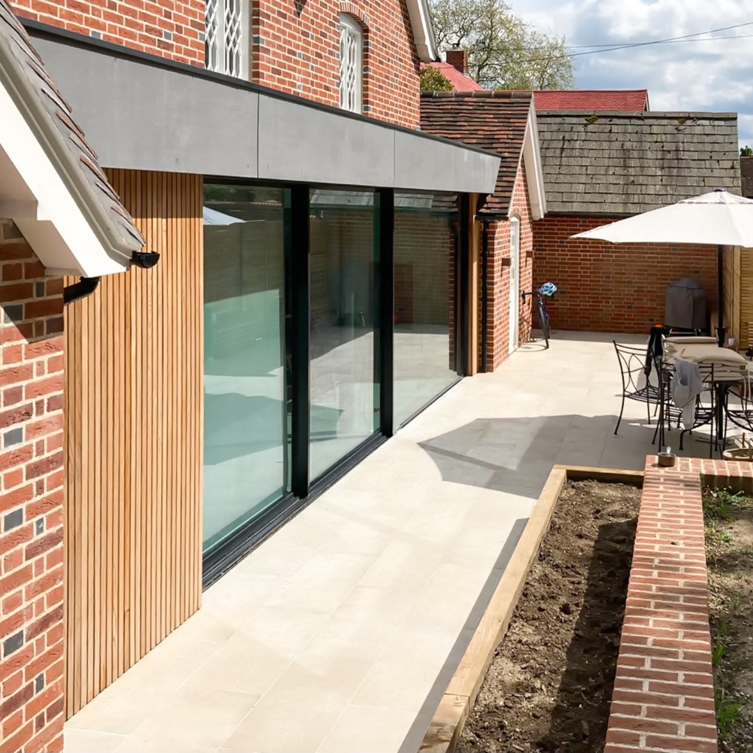 yordgroup's tweet photo. The impressive custom Cero sliding door provides excellent design flexibility. The stunning transparency of Cero's large glass panels opens up spaces and blurs the border between inside and out.
#openupyourspace #solarlux #slidingdoors #patiodoors #bespokedoors #glassdoors https://t.co/NdiOw54Kdm