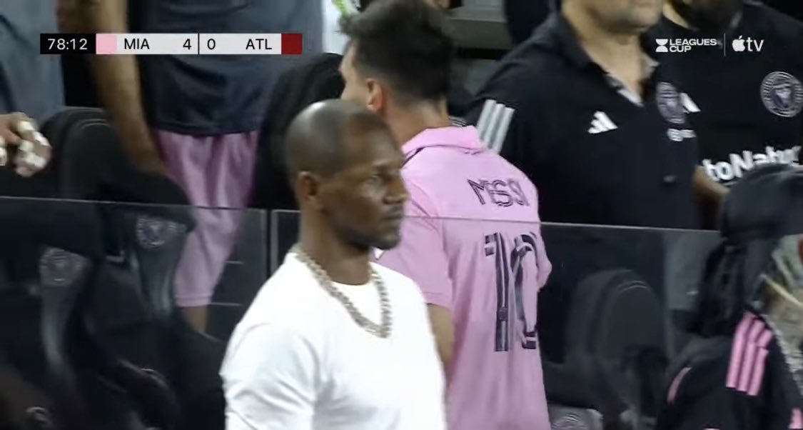 LethalBizzle's tweet photo. Messi subbed off for Giggs https://t.co/ubL6cnt37B