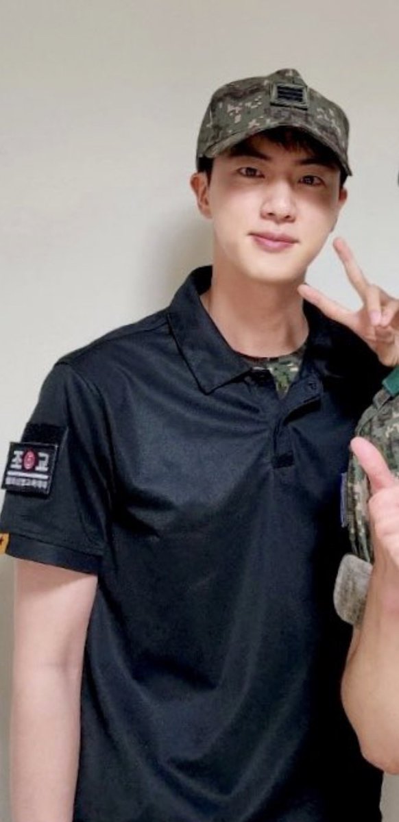 for_seokjin1992's tweet photo. “조교 Assistant Instructor” written on the badge with the emblem of Key unit (Jin’s unit) on #Jin’s shirt sleeve

#방탄소년단진@BTS_twt https://t.co/O2A0YTjvqF