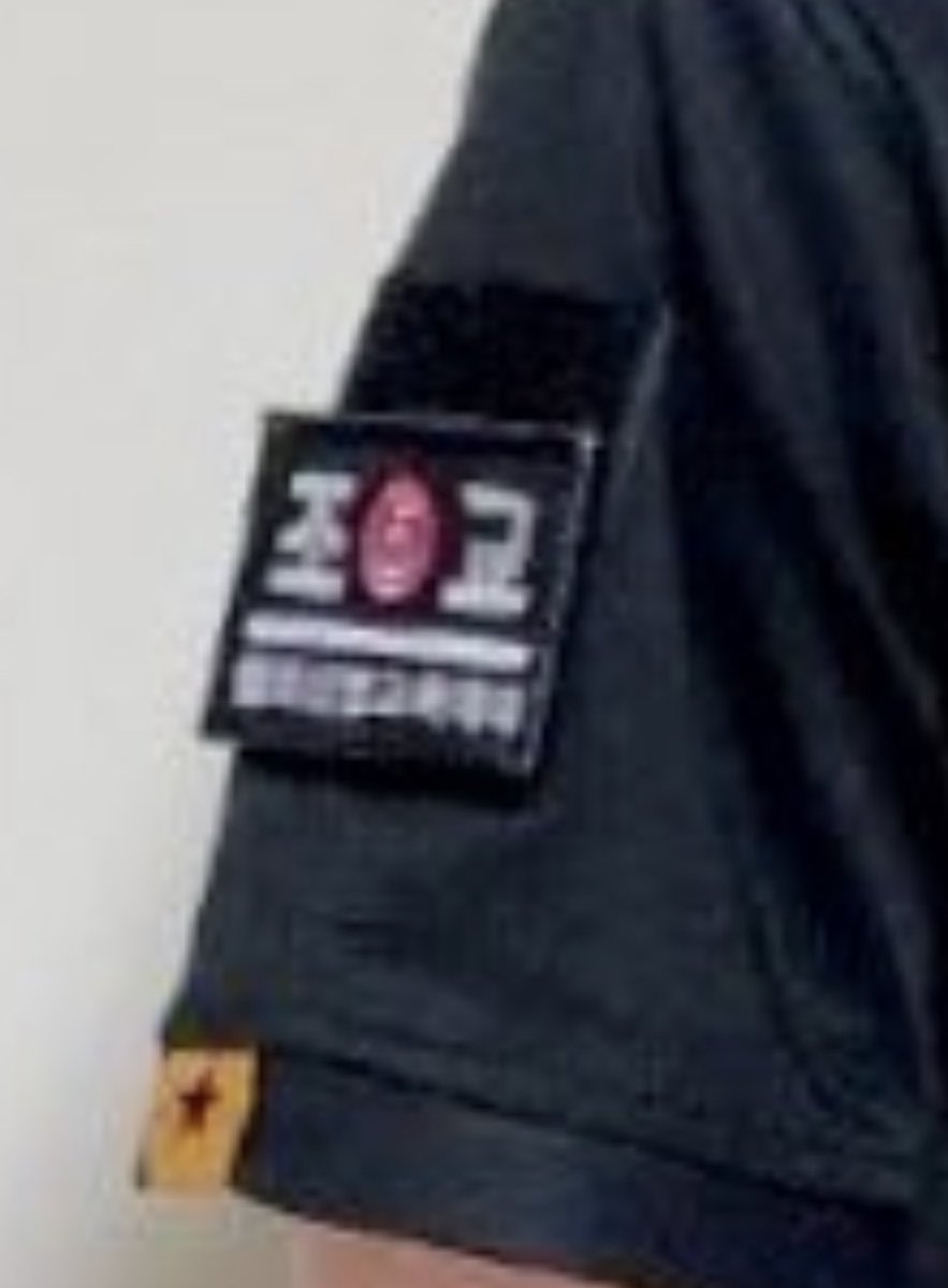 for_seokjin1992's tweet photo. “조교 Assistant Instructor” written on the badge with the emblem of Key unit (Jin’s unit) on #Jin’s shirt sleeve

#방탄소년단진@BTS_twt https://t.co/O2A0YTjvqF