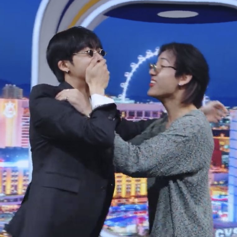 gifzyMT93's tweet photo. เหมือนมือน้องจะโดนปากฮยองวอนปะ55555555555 ล่ะรีบเข้าไปกอดเลย เนี่ย จิ๋วมันขี้อ้อนเนอะ🥹🫠 https://t.co/BH23qmWxsI