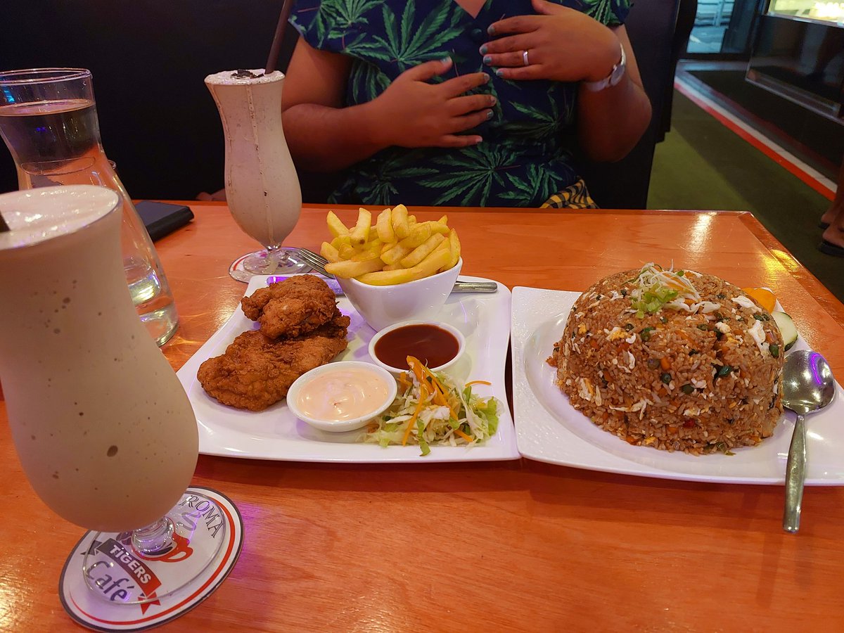Ross_Tee679's tweet photo. My childhood friend took me out fr early dinner today... thnks to ebay 👏 https://t.co/KBIeJVEyWq
