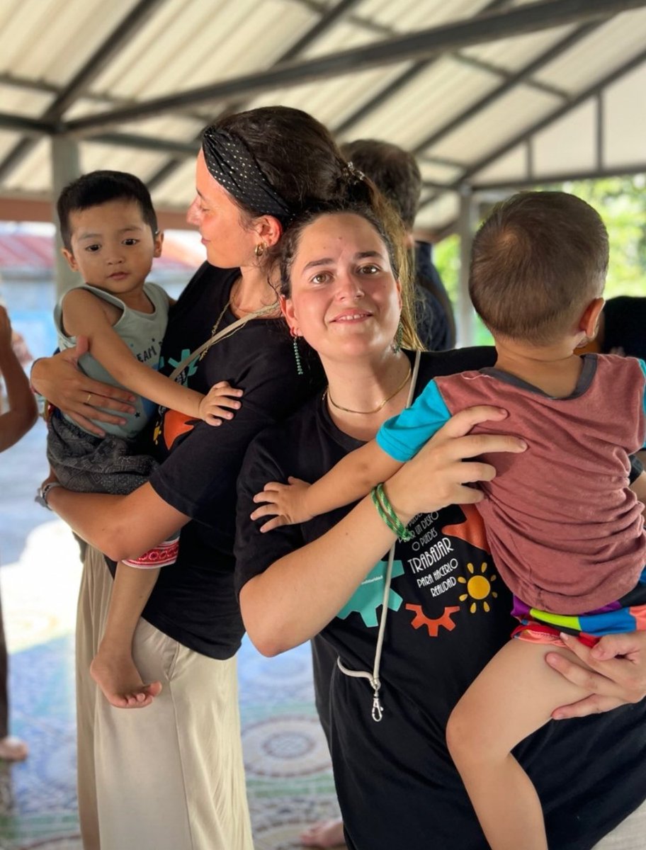 asolidaridad's tweet photo. Nuestras voluntarias ya están en @SarnelliHouse conociendo el proyecto, a los niños, la vida del centro. Entusiasmo, entrega, ganas, solidaridad y los ojos del corazón súper abiertos. Gracias!
@voluntariosatresmedia
#AsVoluntariado #AsProyectos #AsTailandia #CSsR #Redentoristas https://t.co/A4d5yzUE2v