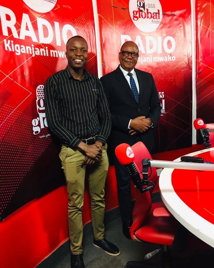 NgaillaRichard's tweet photo. Aliye wahi kuwa Mkurugenzi mkuu TAKUKURU,pia aliwahi kuwa Raisi wa TLS, kwasasa ni mjumbe wa Tume ya Raisi ya kuboresha taasisi za haki jinai.

Prof Edward Gamaya Hoseah amegusia kuhusu kutumbuliwa na Aliye kuwa Raisi wa awamu ya Tano #JPM. https://t.co/2kcrggZ25w
